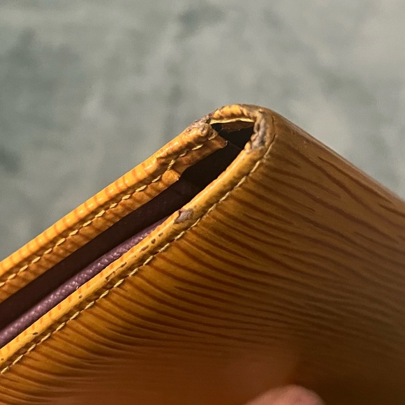 Lv epi wallet w/ snap coin - Picture 7 of 12